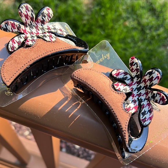 New Pair of Faux Suede Squeezable Hair Clips - Picture 1 of 6